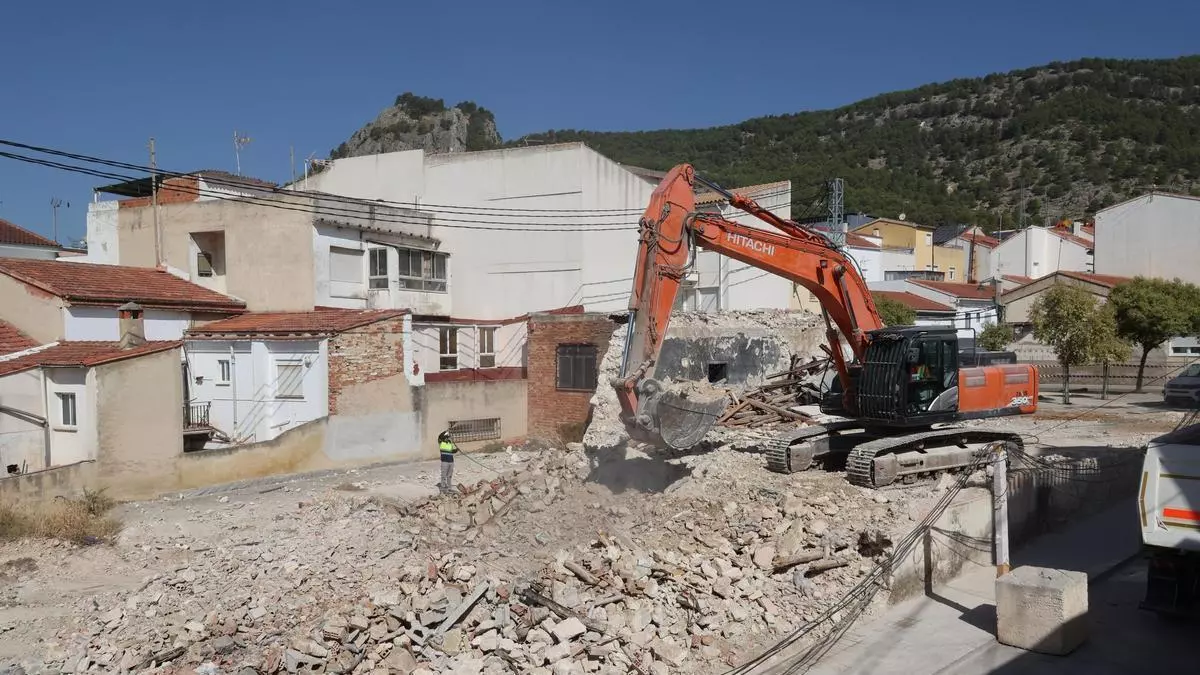 El cine de Batoi es historia: Alcoy derriba el edificio más de dos años después de adjudicar la obra