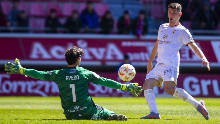 Alberto Toril remata fuera tras un mano a mano con Ayesa, en la acción que pudo ser el 1-2. | LOF