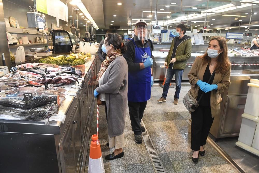 La alcaldesa Inés Rey visita los mercados municipales de Eusebio da Garda y San Agustín.