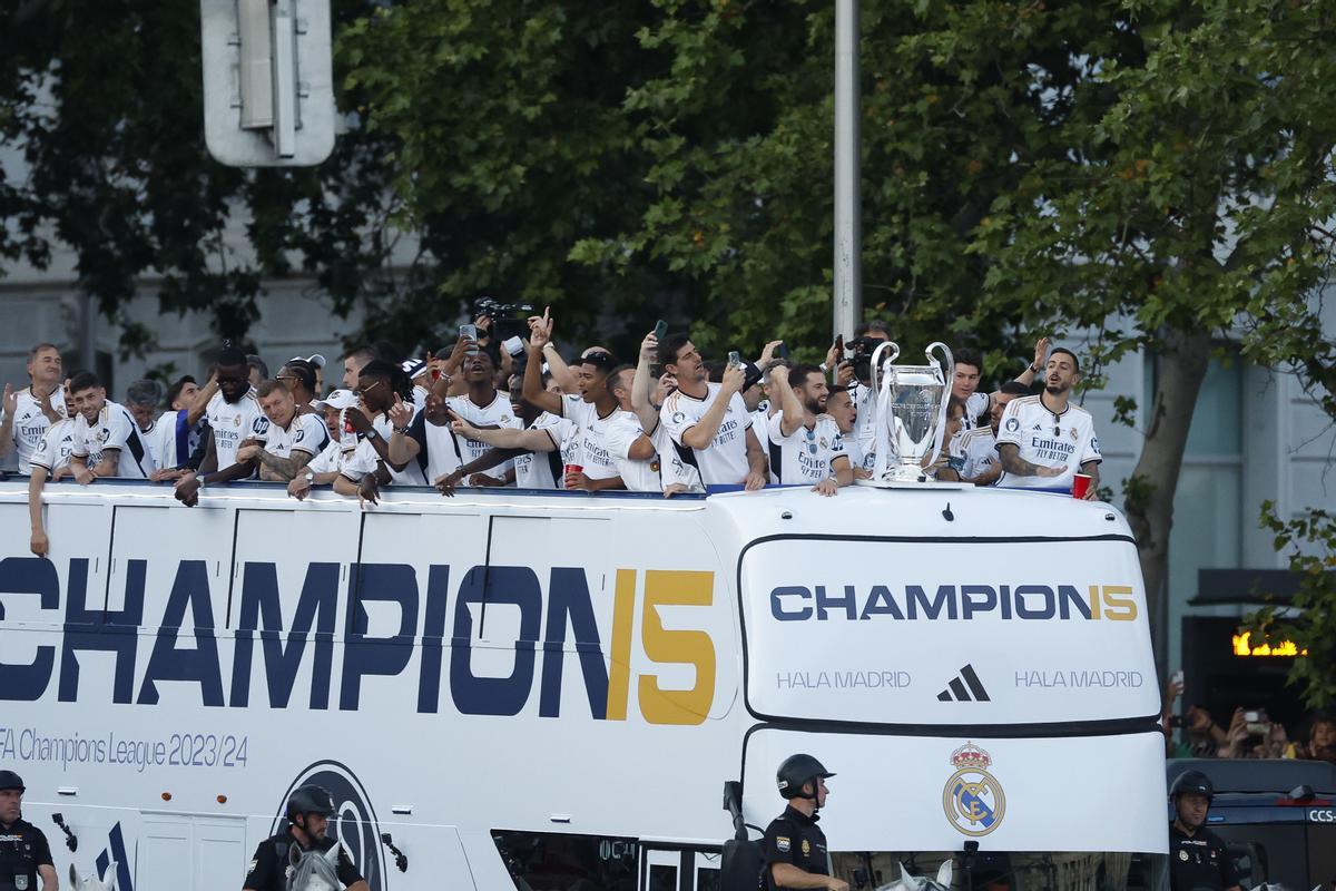Los jugadores del Real Madrid a su llegada este domingo a la Plaza de Cibeles para celebrar con la afición su victoria en la final de la Liga de Campeones. 