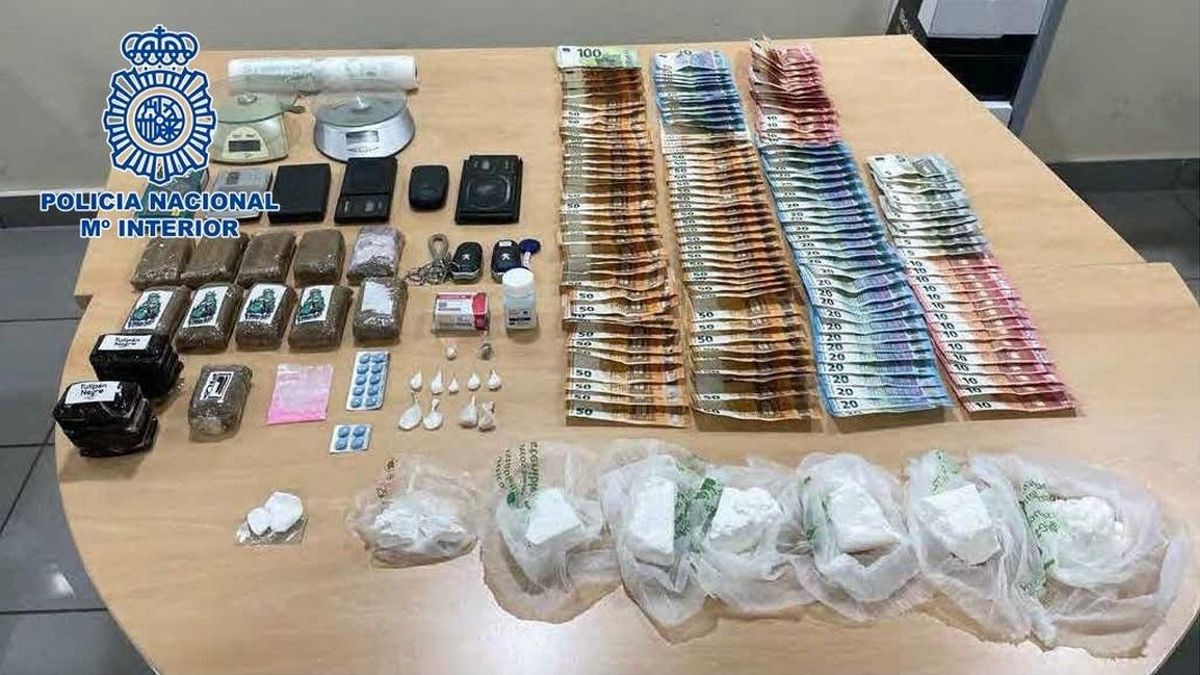 Droga, dinero y móviles incautado por agentes de la Policía Nacional en el barrio de Las Huesas, en Telde (Gran Canaria)