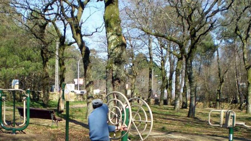 Elementos de ejercicio instalados hace años en el parque. // Bernabé/J.L.