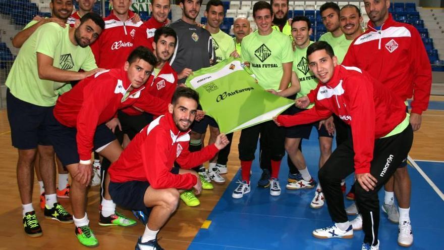 La plantilla posa ayer en el Palau con la camiseta del Palma Futsal.