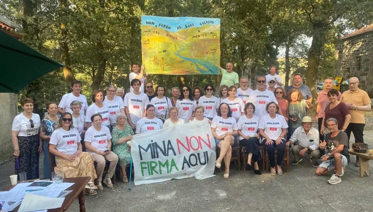 Recogida de firmas contra la mina de Doade (Beariz, Ourense), uno de los siete proyectos considerados estratégicos por la Unión Europea.