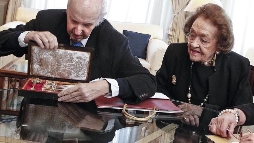 Frances Thompson junto a Santiago Grisolía.