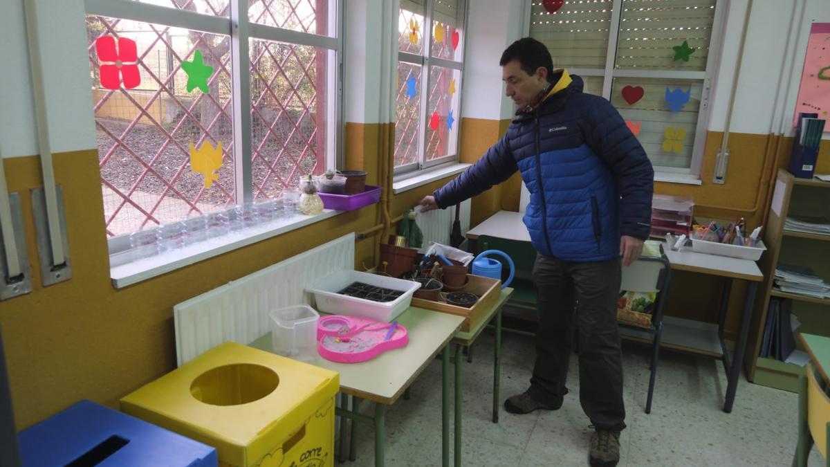 El director del colegio Manuel Pacheco, Juan Cuadrado, comprueba si uno de los radiadores de un aula funciona.
