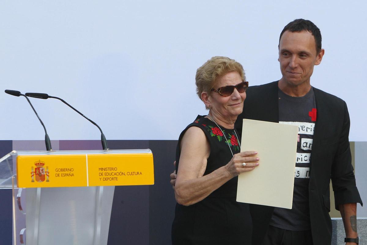 María González, madre de David Delfín y su compañero Gorka Postigo recogiendo el premio