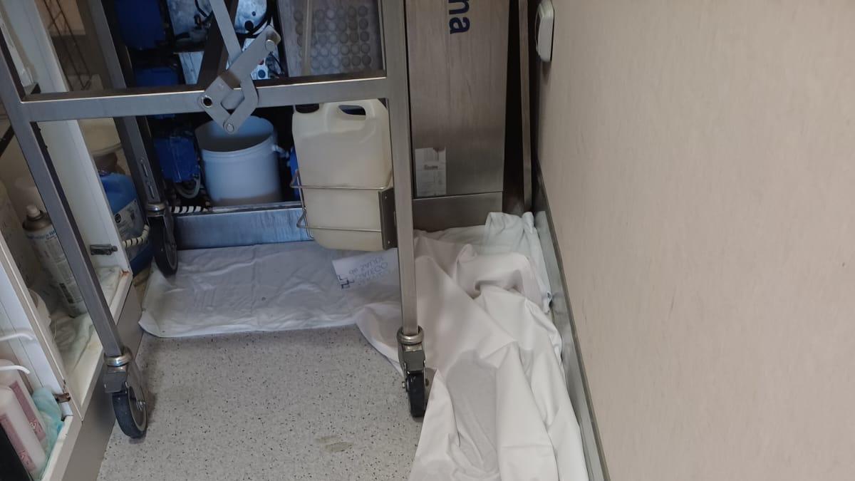 Agua en el suelo en la zona de la lavadora en el Hospital Provincial de Santiago