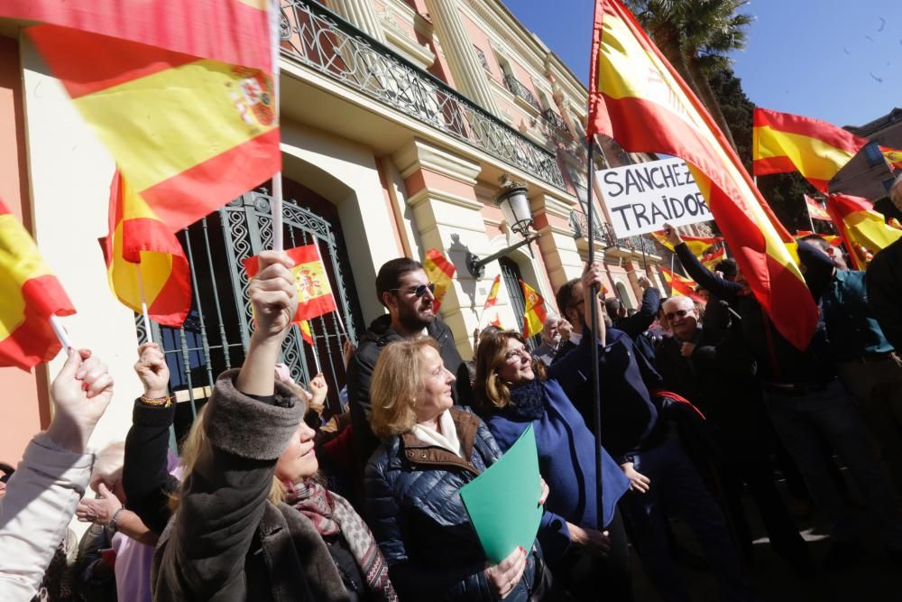 Más de 2.000 personas claman por "la unidad de España" frente al Ayuntamiento de Murcia