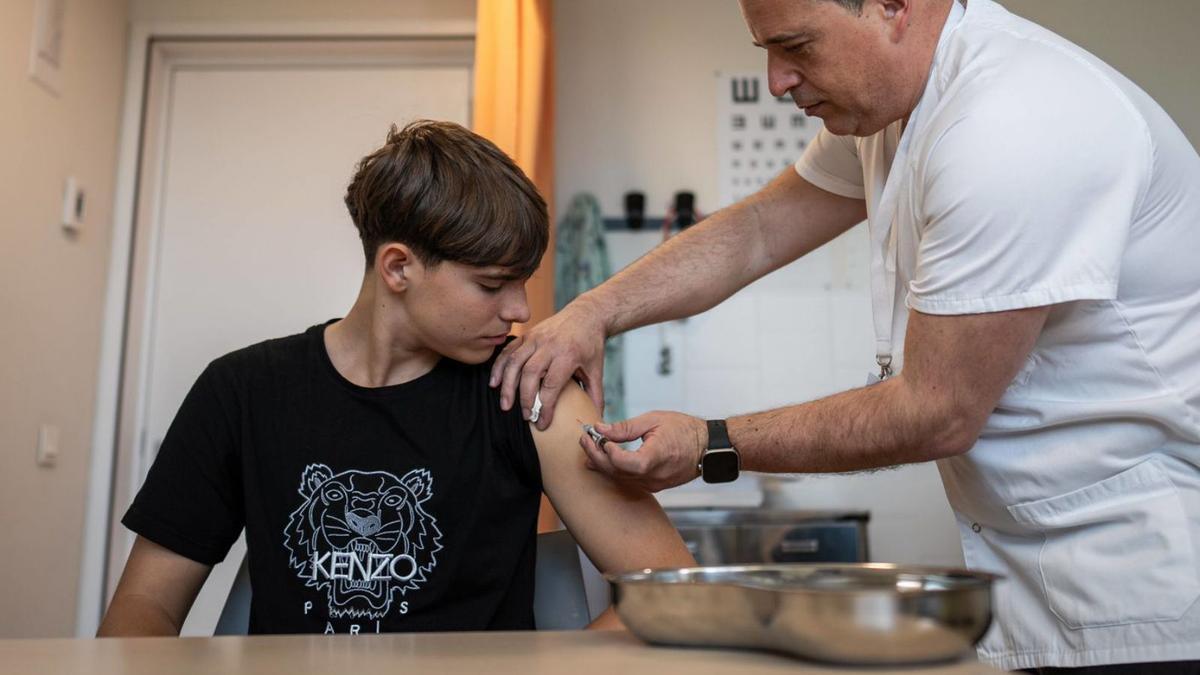 Un adolescente de 14 años recibe la vacuna contra el virus del papiloma humano.