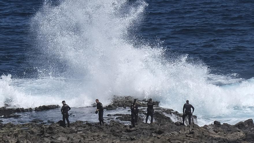 Los buzos de la Guardia Civil exploran nuevas cuevas para buscar a los menores desaparecidos en El Confital