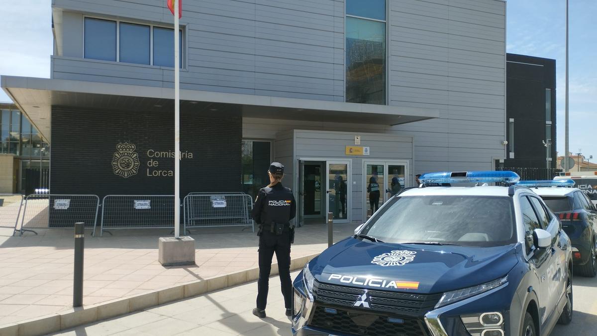 Policía Nacional frente a la Comisaría de Lorca.