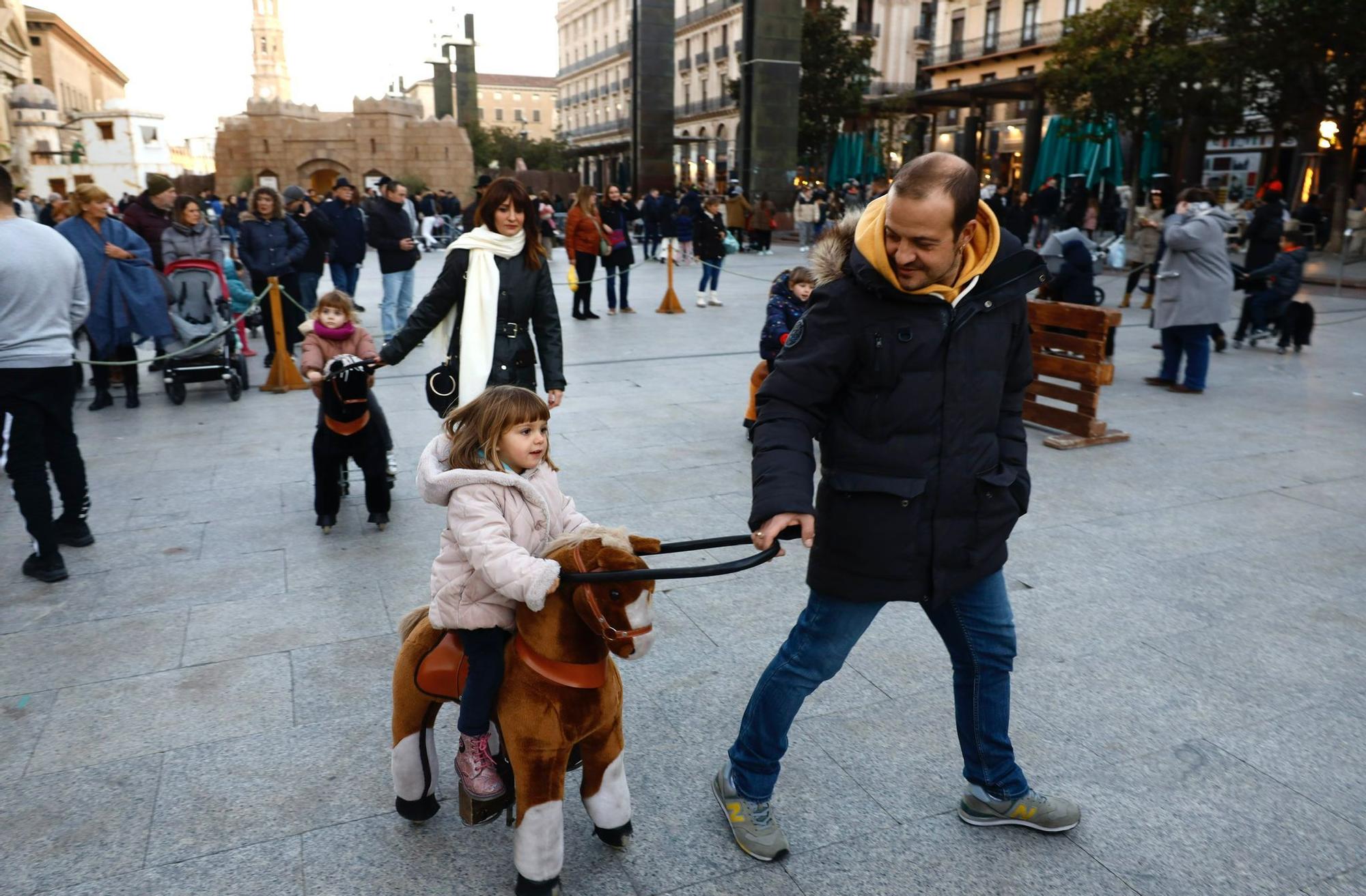 En imágenes | Ambientazo navideño en la Plaza del Pilar de Zaragoza
