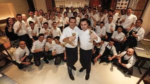 Oriol Castro y Eduard Xatruch, con su equipo en el restaurante Disfrutar el 25 de noviembre de este año, cuando supieron que les habían concedido una estrella Michelin.
