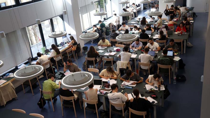 La nueva biblioteca municipal de Vilagarcía está llena de estudiantes para preparar la ABAU.