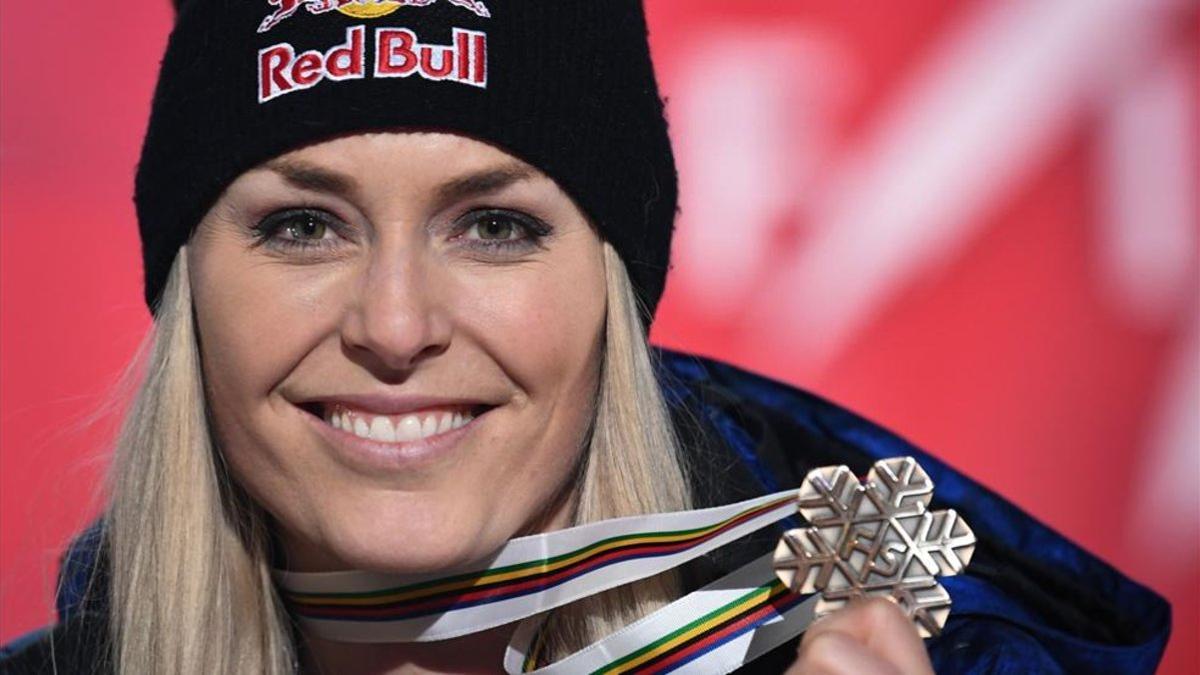 Lindsey Vonn muestra su medalla