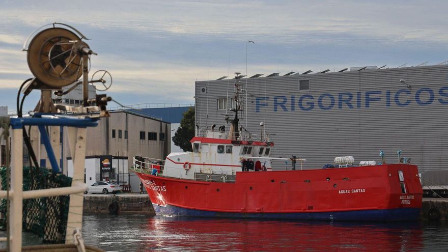 El palangrero portugués «Aguas Santas» amarrado en O Berbés.