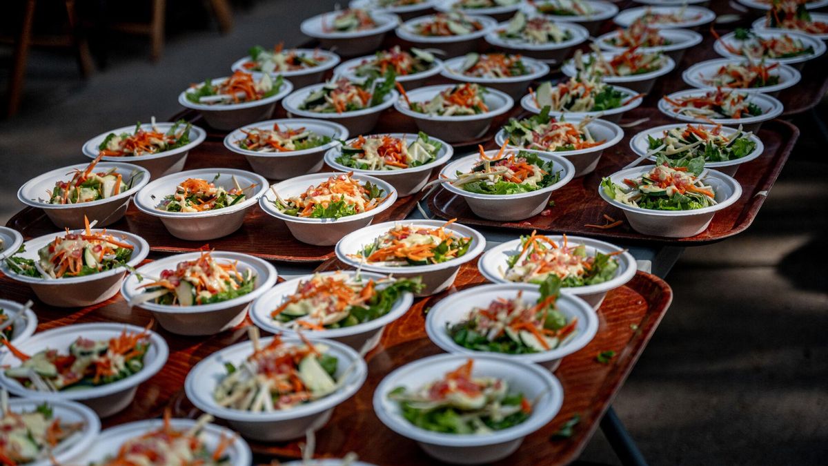 Menú degustación de alimentos ecológicos en una feria gastronómica.