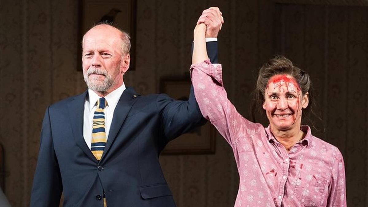 Bruce Willis y Laurie Metcalf, en el estreno de 'Misery'.