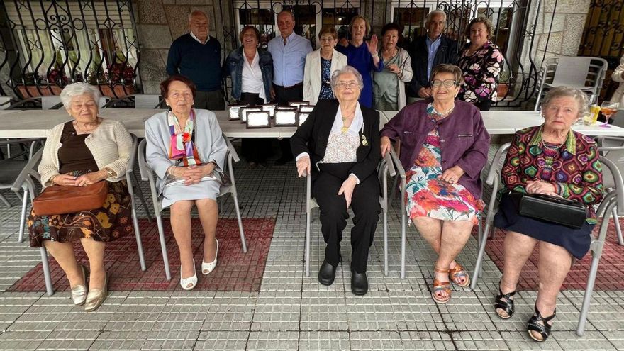 En primera fila, por la izquierda, Marysol Menéndez, Argentina Valdés, María Luisa Rodríguez, Almudena Casielles y Josefa González. Detrás, Alfonso García, la edil Ana Rosa Nosti, Alfredo Carreño, Laudelina Canal, Consuelo Domínguez, Loli Cifuentes, José María Rodríguez y la concejala Pilar Santianes. | R. C. V.