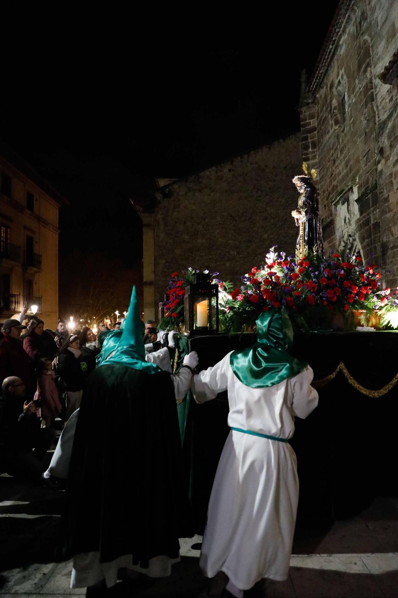 EN IMÁGENES: Avilés se llena en honor a Jesús de Medinacelli: así ha sido la procesión del Lunes Santo
