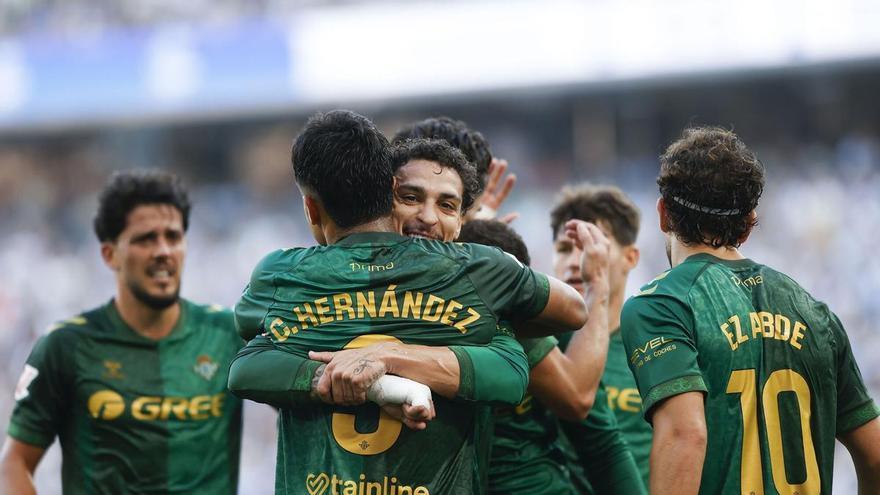 El Betis deja escapar el triunfo al final en Riazor y llega al parón tercero, empatado con el Atlético y a cinco del Barça (1-1)