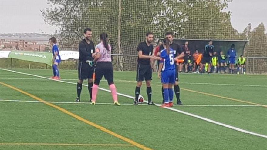 La capitana del Cáceres, Tati, y la del Tacuense, Selene, saludan al trío arbitral.