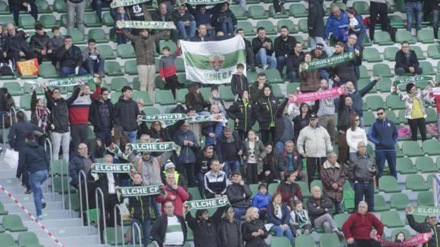 Aficionados del Elche, durante el último partido en el Martínez Valero frente al Llagostera.