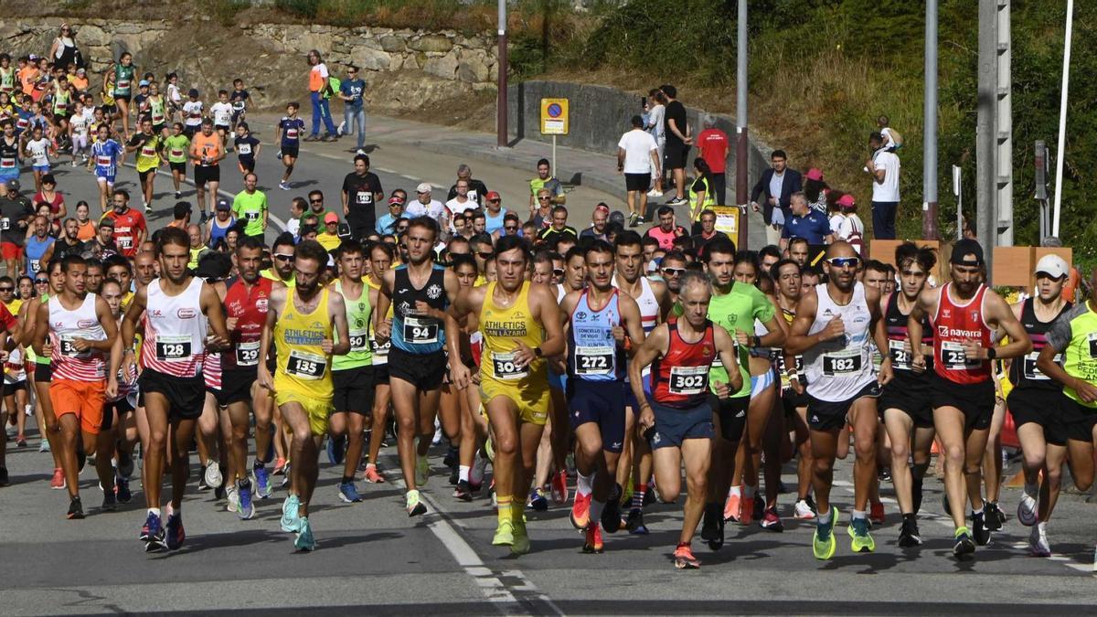 Grueso del pelotón de corredores que en la mañana de ayer realizaron el recorrido de 6,3 kilómetros en Meaño. |   // PABLO HERNÁNDEZ