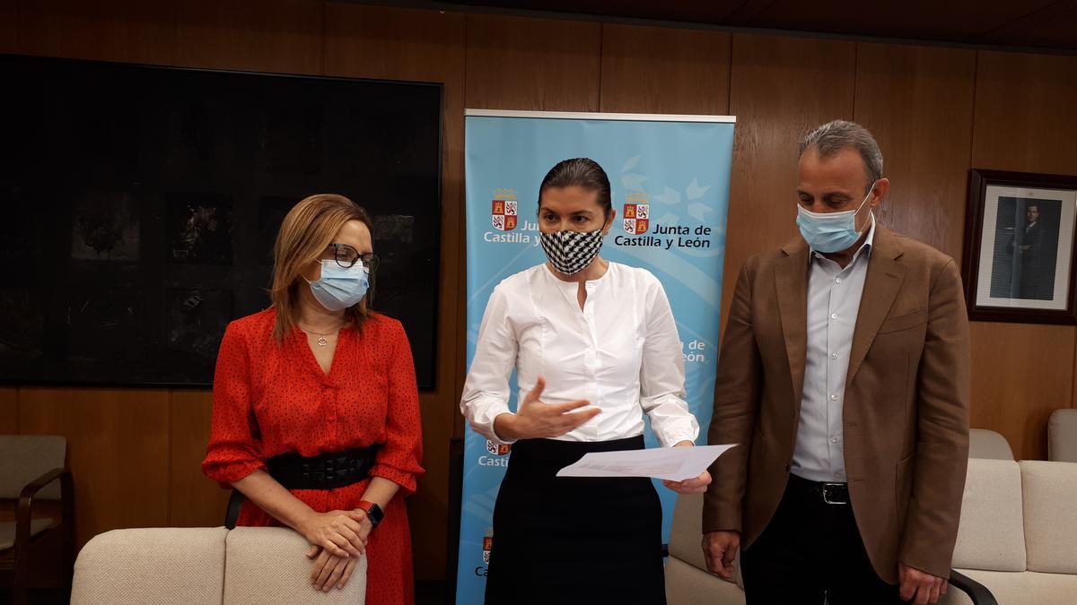 Vacunación Covid en Zamora. Desde la izquierda, Montse Chimeno, gerente de Asistencia Sanitaria, Clara San Damián, delegada de la Junta y José Casto López Cañibaño, jefe de Sanidad