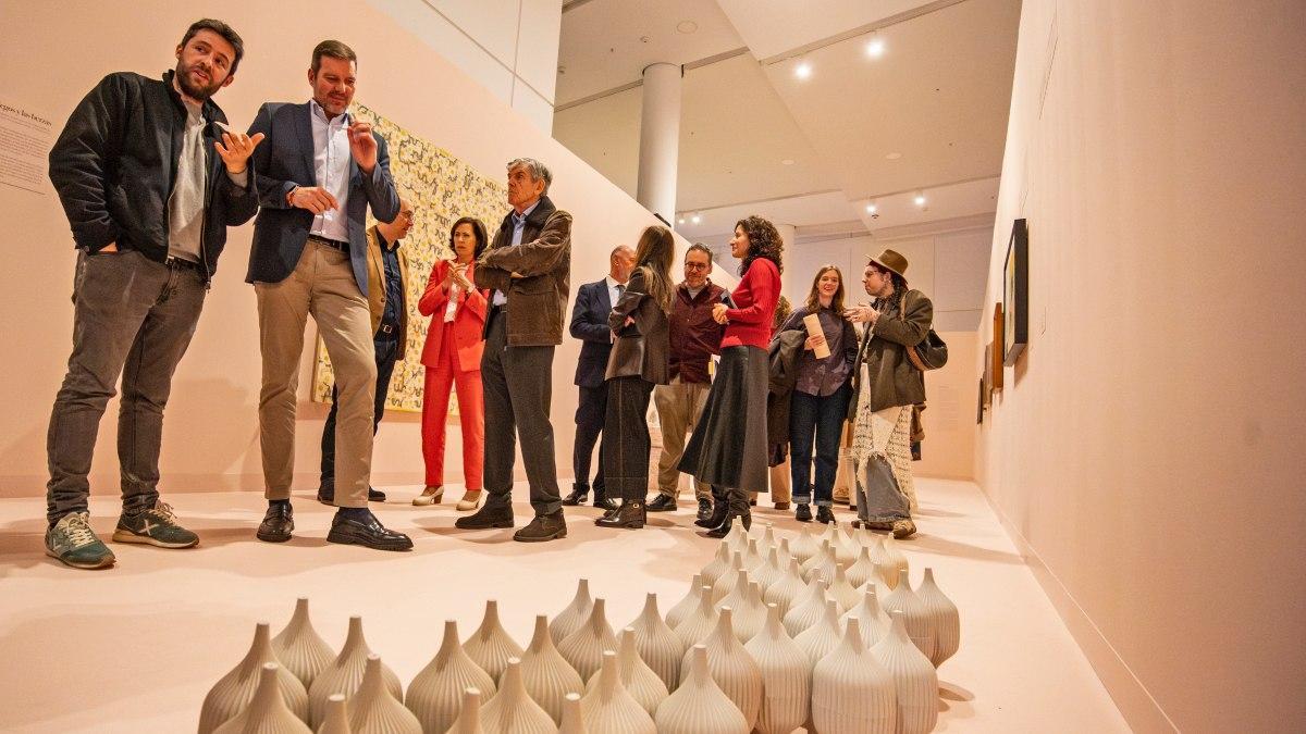 Una de las piezas durante la visita posterior del conselleiro de Cultura tras el acto inaugural.