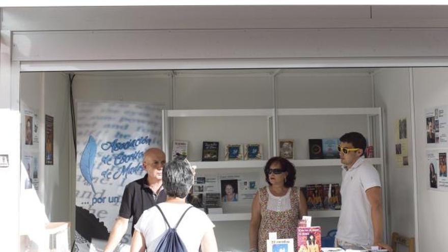 Varias personas en la caseta de la Asociación de Escritores de Madrid.