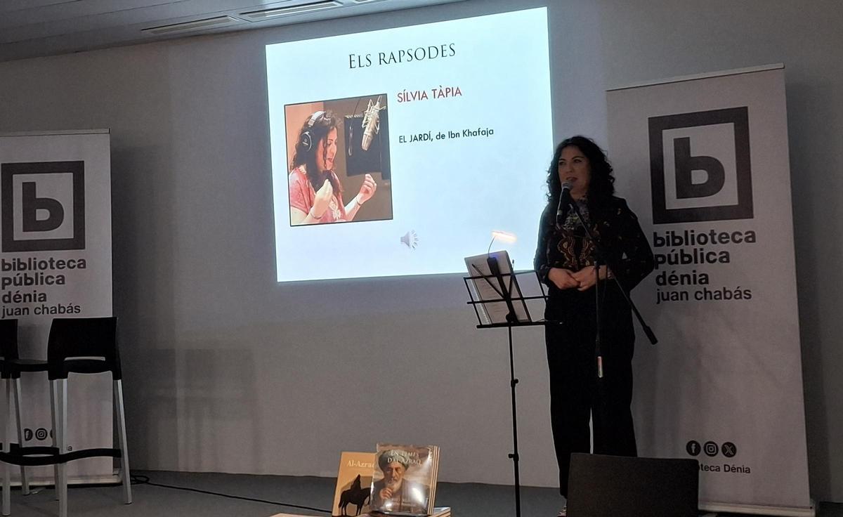 Sílvia Tàpia recita un poema del poeta de Alzira Ibn Khafaja