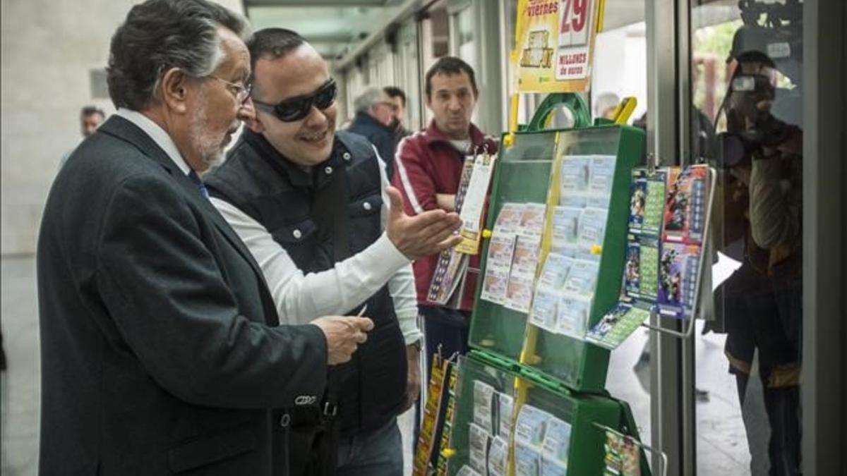 El exvicealcalde de Valencia Alfonso Grau, comprando lotería tras declarar durante más de dos horas como testigo por la operación Taula.