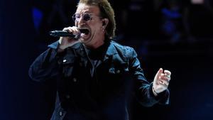 El cantante de la banda irlandesa U2, Bono, durante su concierto en Madrid.