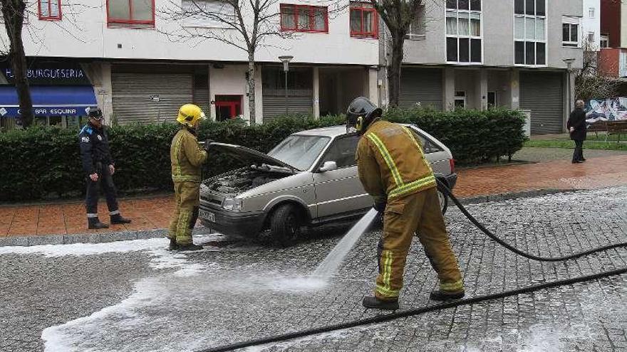 Extinguen el fuego declarado en un coche en O Vinteún