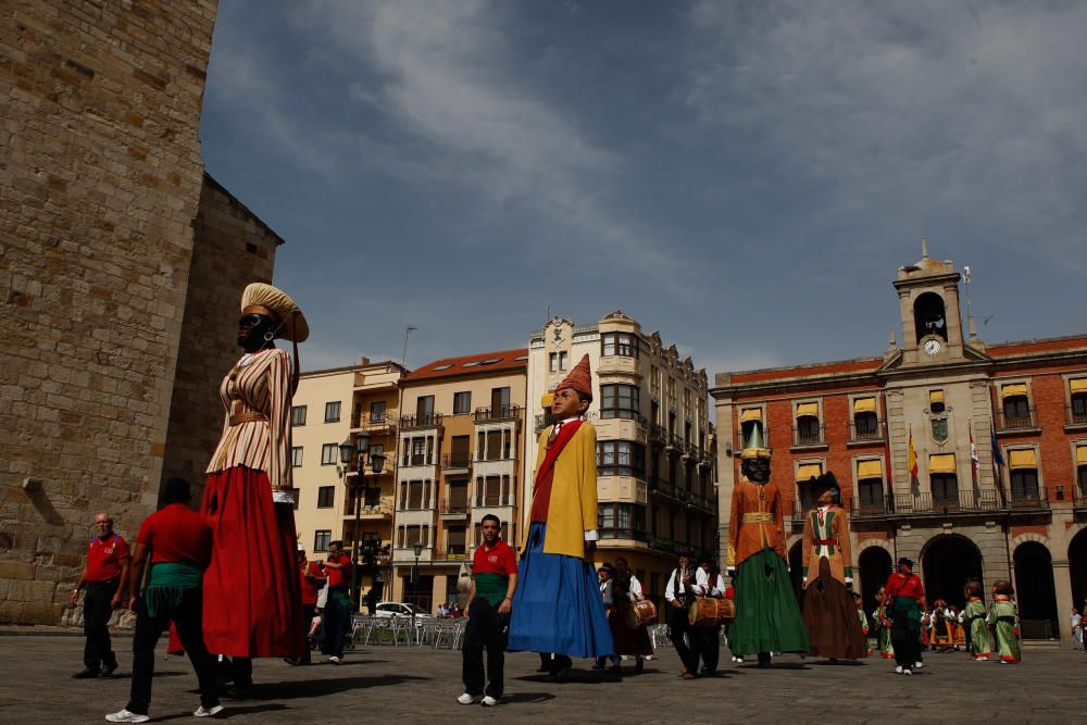 Desfile y ofrenda a la Virgen de la Concha