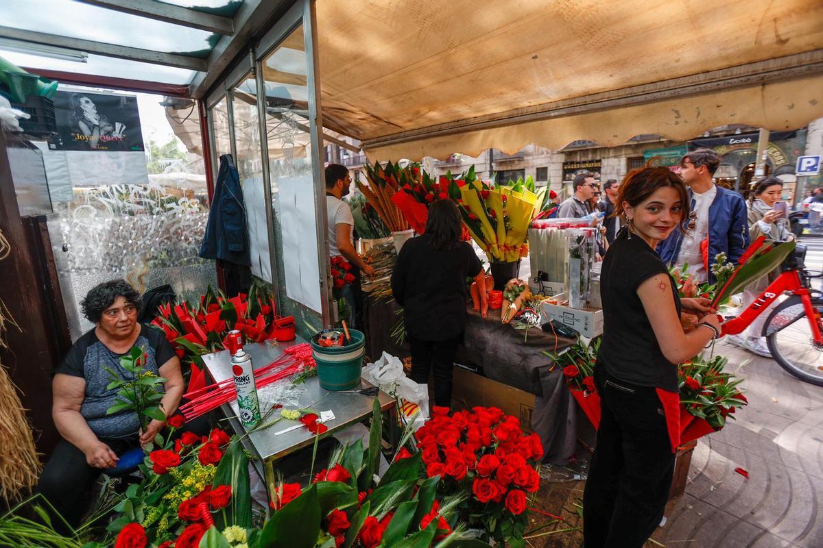 Ambiente previo al día de Sant Jordi en La Rambla de Barcelona