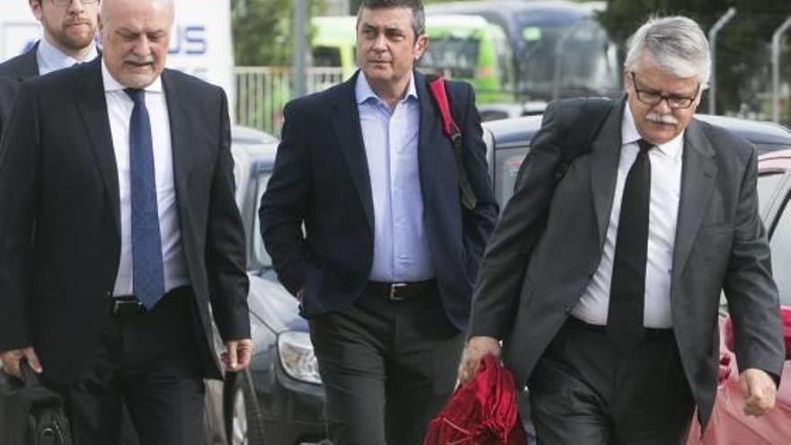 Juan Luis Sabater, en el centro, rodeado por sus abogados esta semana en Madrid.