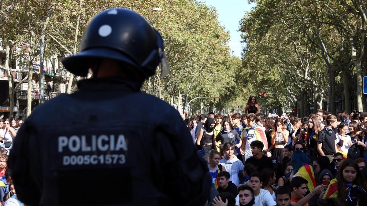 zentauroepp50429162 imatge d un policia d esquena amb la gran via tallada pels e191016173312 zentauroepp50429162 imatge d un policia d esquena amb la gran via tallada pels e191016173312