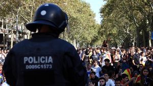 zentauroepp50429162 imatge d un policia d esquena amb la gran via tallada pels e191016173312
