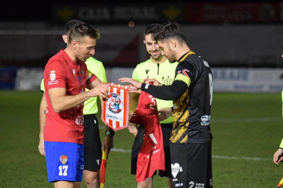 Intercambio de banderines en el CD Benavente - Zamora CF