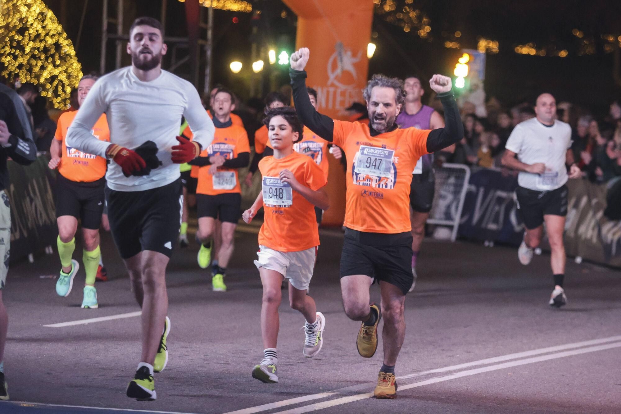 EN IMÁGENES: Alejandro Onís y Mariam Benkert saltan del segundo al primer puesto en la San Silvestre de Oviedo