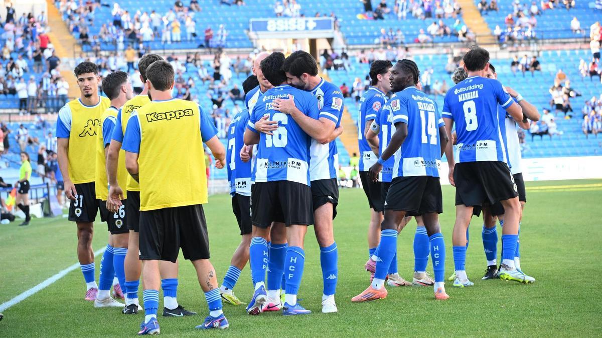 Jugadores del Hércules celebran juntos el último gol de la temporada.