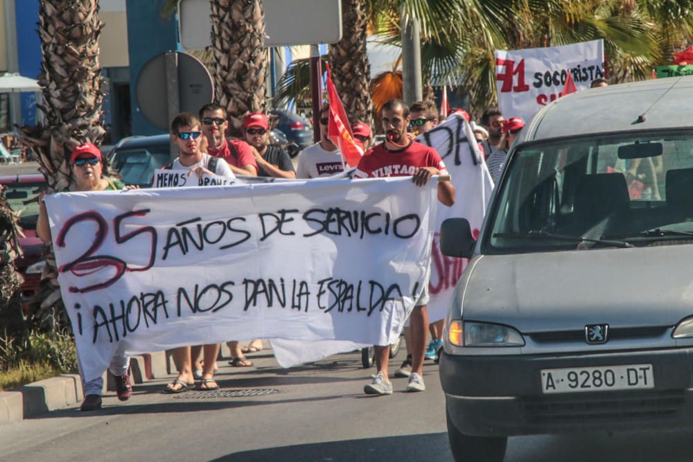 Manifestación despedidos de Cruz Roja Torrevieja