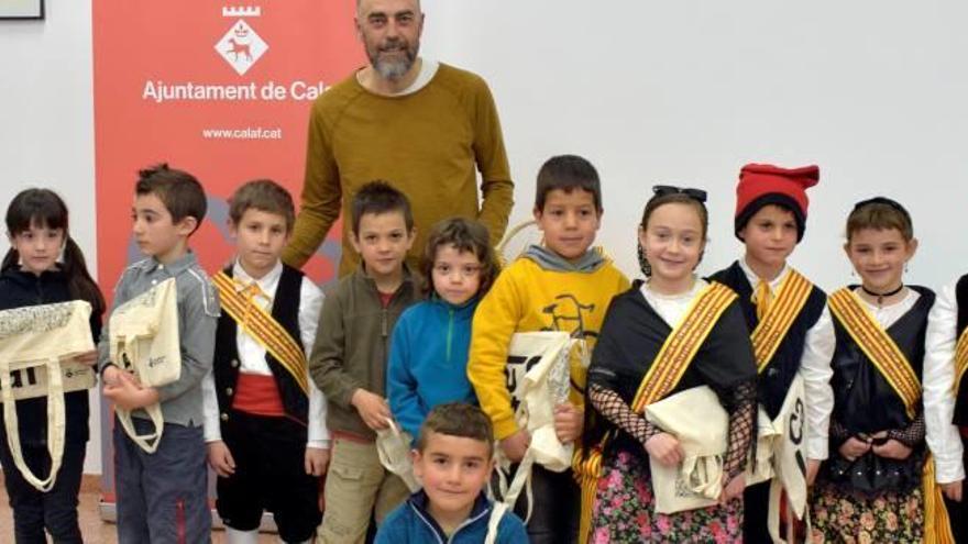 Els nens que han participat per ser pubilla i hereu, amb l&#039;alcalde de Calaf, Jordi Badia