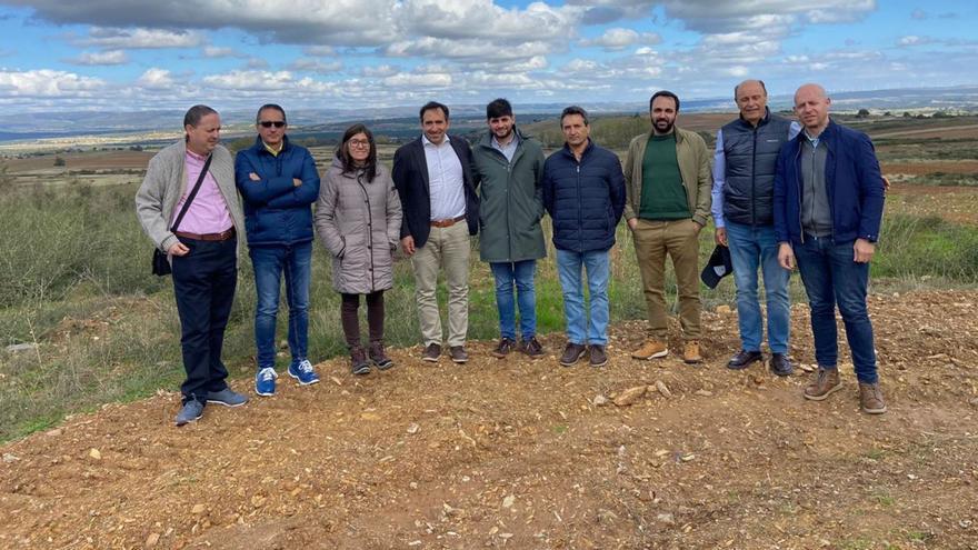 Arriba, el alcalde de Rabanales (en el centro) con los técnicos y la responsable de Agricultura de Zamora. | CHANY SEBASTIÁN