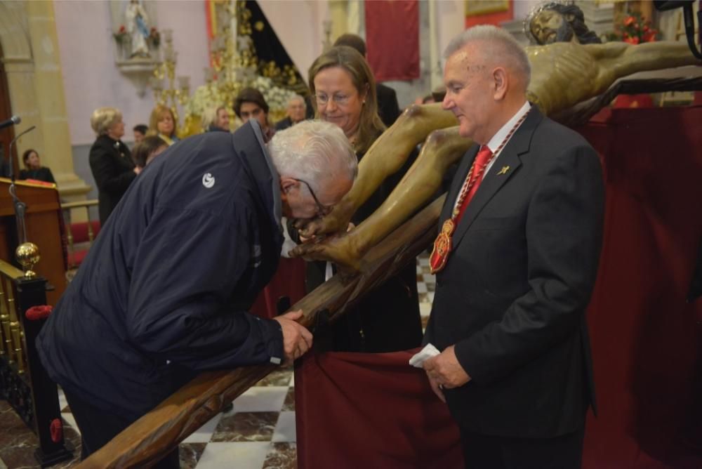 La lluvia no puede con el Besapié del Perdón