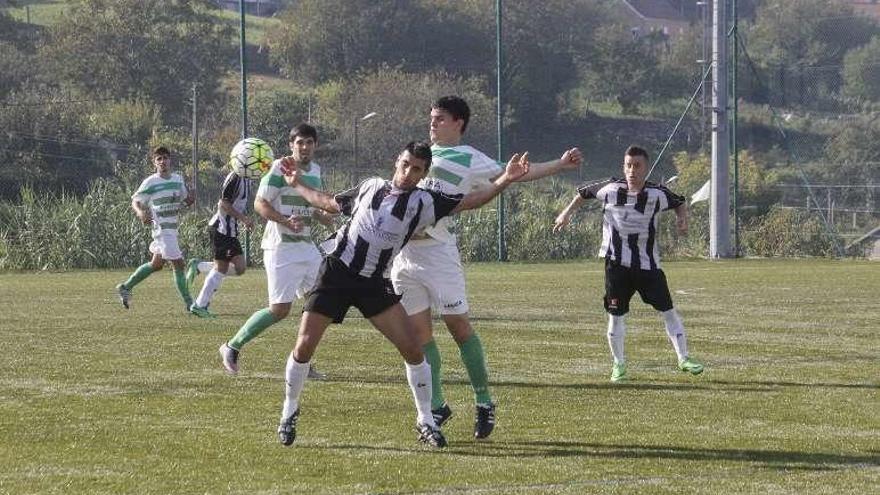 Una acción del partido disputado entre Bueu y Vilaboa. // Santos Álvarez