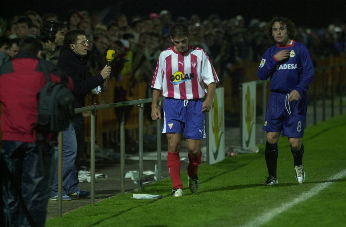 Nacho y Sergio camina por la banda de O Roxo tras ver la tarjeta roja